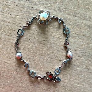 Floral silver bracelet with natural pearls